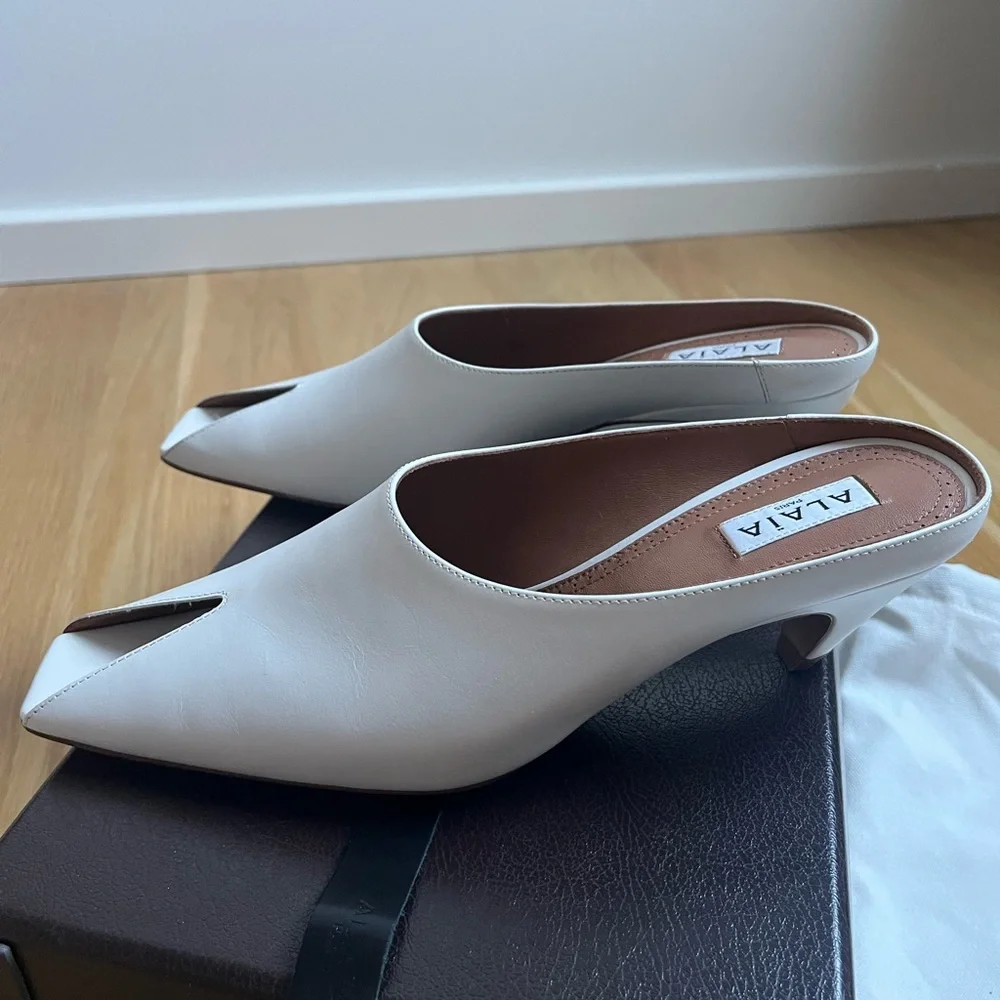 BNWT Alaia Spike 55 Leather Peep-Toe Mules in White Size 38 - Picture 6 of 10